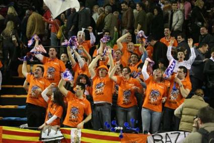 Seguidores. La fiel afición menorquina no quiere perderse el histórico encuentro que medirá al grupo de Paco Olmos y a su anterior equipo en Melilla. - Archivo