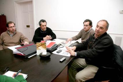 Valoración. Lluís Villalonga, Rafael García, Carlos Íñigo y Miguel Sintes, ayer en la sede del COAIB en Maó - Javier