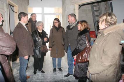 Visita. El gerente del IB-Salut, Antoni Gómez Arbona, y la presidenta de ALCER-Menorca, Coloma Marquès - Cris