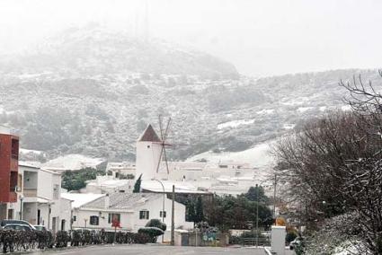 Monte Toro. El punto más alto de la Isla quedó rápidamente teñido de blanco para dar paso después al resto del territorio - Cris