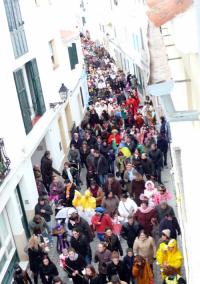 Carrers plens. Fillets i adults van sortir per celebrar el Carnaval - J.J.