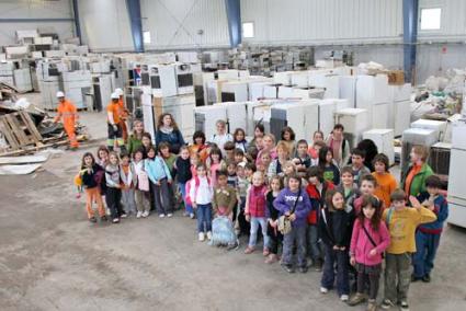 Visita. Uns 45 alumnes van recórrer la planta i van gaudir dels jocs elaborats amb material reciclat - Gemma