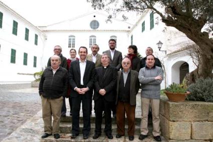 Obispo. Salvador Giménez recibió a los alcaldes, el presidente del Consell y la consellera en El Toro - Javier