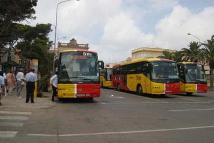 Es Pins. ASTRAME quiere centralizar en la plaza el servicio de autobús - Archivo