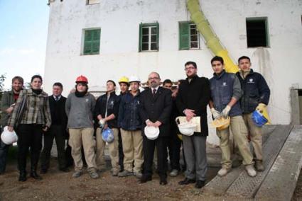 Maó. Aguiló y Vicenç Tur visitaron a los alumnos que reforman el edificio de Ca ses Monges para convertirlo en un centro de formación - Javier