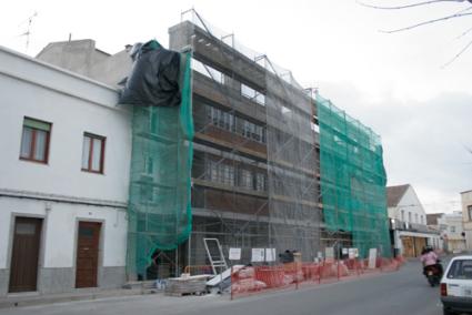 El retroceso de la actividad en la construcción está provocando que muchos trabajadores extracomunitarios abandonen las islas por la falta de trabajo en dicho sector. - Archivo