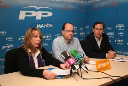 Partido. Reynés y Gornés, dirigentes del PP de Maó, junto al portavoz municipal, Juan Manuel Lafuente - Javier