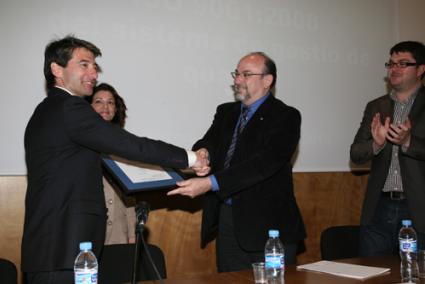 El conseller d'Educació i Cultura del Govern balear, Bartomeu Llinàs, entrega la certificació al director del centre, Rafael Andreu. - Javier