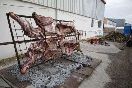 EL ASADO AL ESTILO ARGENTINO que desde ayer preparan los organizadores de la Fira del Camp de Alaior para el almuerzo de hoy, 400 kilos de carne que con una antelación de 24 horas empezaron a dorarse sobre las brasas. - Javier