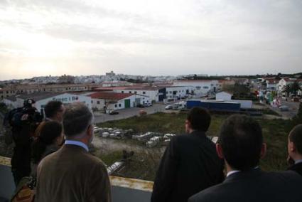 VISITA. Las autoridades contemplan, desde lo alto del edificio de Maderesa, las vistas del solar donde se construirá el futuro centro BIT - Javier