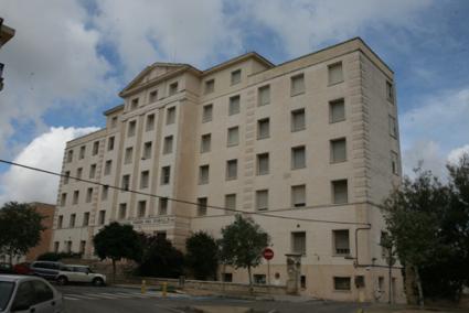 El hospital Verge del Toro sigue cerrado a la espera que se decida su futuro. - Archivo