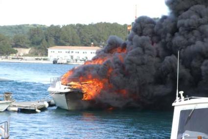 dispositivo. El riesgo de una fuerte deflagración por la presencia de Combustible en el barco obligó a realizar un extenso despliegue que obligó a cerrar el tráfico en parte del puerto - steve morgan