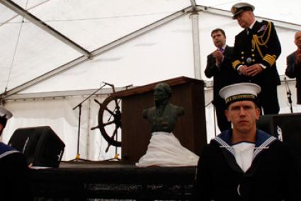 El acto central de la jornada ha sido la presentación del busto en bronce del almirante británico - Gemma