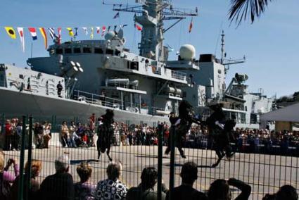 Conmemoración. El público pudo disfrutar de un desfile de la guardia de honor del buque HMS Monmouth, de la presentación del busto y de una visita por la cubierta del navío. - Gemma