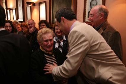 Felicitaciones. Ametller recibió el apoyo de la clase política, familiares y convecinos de Es Mercadal - Javier