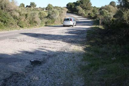 QUE EL pésimo estado de algunos tramos de la carretera de la costa de Sant Lluís, cerca de Biniparratx, donde el asfalto casi ha desaparecido, obligue a los conductores a circular por la izquierda, incluso cerca de las curvas. - Javier