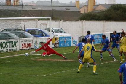 El gol. El balón impulsado por Pedro Capó supera al meta del Dénia y entra en la portería en el tanto que decidió el partido - Javier