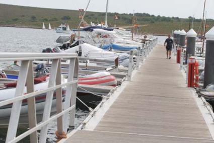 Fornells. Pantalanes flotantes temporales instalados por Ports el pasado verano y que fueron retirados una vez finalizada la temporada - Archivo