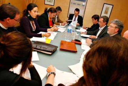 Consell. Reunión de representantes del Consell, Gobierno central, Govern y la patronal hotelera ASHOME como miembros de la comisión