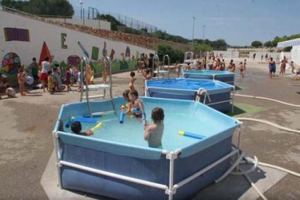 Juegos. Niños matriculados en la escuela de verano celebrada en Ciutadella - Archivo