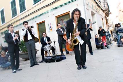 espectacle. Els dos grups que van actuar Ahir pel centre de Ciutadella, Lazy Chickens i Los Krokodillos, oferiren diversió i bona música a les desenes de persones que els varen seguir - Gemma