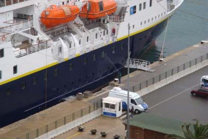 QUE EL CRUCERO "NATIONAL GEOGRAPHIC EXPLORER", atracado ayer en Maó, utilizara agua presuntamente de la red pública de suministro para baldear el casco del buque. - J.B.