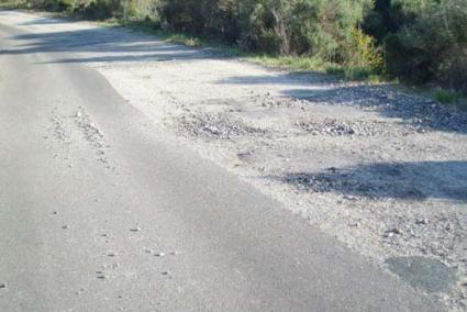 calzada. Mal estado del firme en la carretera a Binissafúller - Archivo