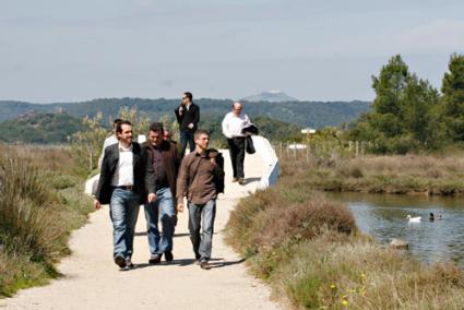 Las autoridades han recorrido esta mañana un tramo del Camí de Cavalls y han anunciado que el sendero ya es transitable en su totalidad. - Gemma