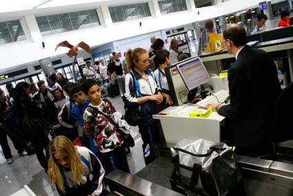 Aeropuerto. Algunos pasajeros tuvieron que pasar ayer largas horas de espera en la terminal - Gemma