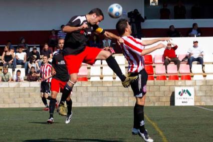 Txema. El jugador del CE Mercadal pugna por un balón con el visitante Edi - Myriam Traid