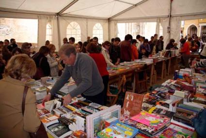 Maó. Tras la lluvia que deslució la jornada del viernes, los libros salieron a la calle - javier/Myriam traid