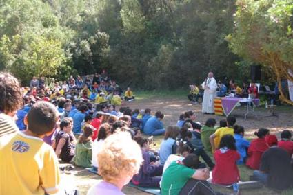 trobada. Al llarg del cap de setmana Ferreries ha acollit diferents activitats en un encontre celebrat sota el lema "25 anys rompent murs per seguir fent camí" - Lola