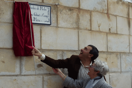 Al descubierto. Ametller y Subirats muestran la placa - S.P