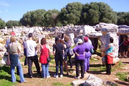 Turismo cultural. Los poblados prehistóricos son uno de los atractivos de la Isla. En la imagen, voluntarios de la campaña "Amb tu, en català" visitan Torre d’en Galmés - V.M.