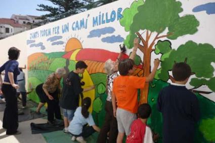 unión. Jóvenes y mayores compartieron actividades diversas como pintar un mural o jugar al dominó - f.r.