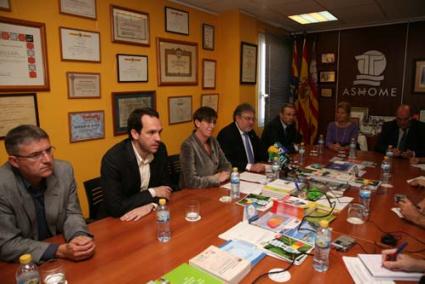 Maó. Lázaro Criado, Marc Pons, Joana Barceló, Joan Melis y Vicente Torres, en la firma del acuerdo - Javier