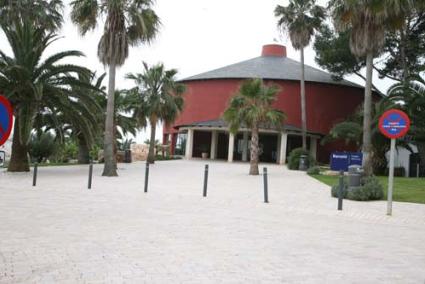 Apertura. El hotel Barceló, en Punta Prima, ultimaba ayer los preparativos para abrir hoy sus puertas, con mejores perspectivas de ocupación que en mayo del año pasado - Javier