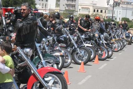 Moteros. El grupo de ochenta motos y 140 personas llegadas de Mallorca, al que se sumaron otras Harleys de la Isla, despertó el interés del público ávido de sensaciones - Cris