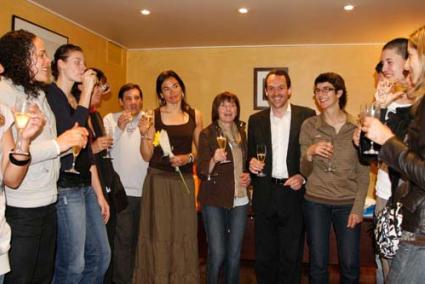 Brindis. El presidente del Consell Insular, Marc Pons, junto a la consellera Àngela Caules, brinda con las jugadoras, técnico y presidenta del CV Ciutadella - cris