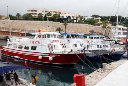 Flota. En la Isla prestan servicios diez embarcaciones que organizan excursiones por el litoral. - Cris