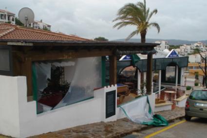 El fuerte viento que ha azotado la Isla durante la pasada madrugada ha provocado desperfectos en este local de Playas de Fornells. - Alberto Canton