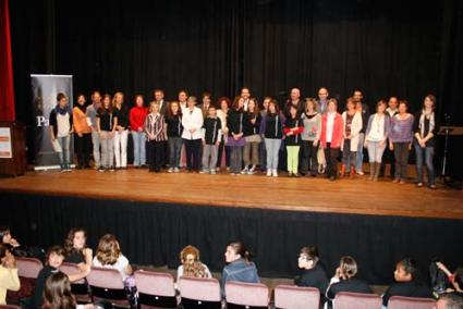 Ceremonia. La entrega de los premios se realizó en la Sala Multifuncional de Es Mercadal, donde los jóvenes estudiantes recibieron obsequios - Cris