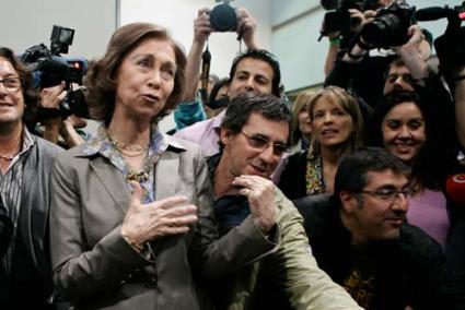 Visita. La Reina Sofía llegó a media mañana al hospital y se mostró feliz por el éxito de la operación - Reuters