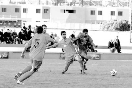 Mourad. El centrocampista del Sporting en un lance de juego del encuentro de ida en Maó que terminó con victoria local por 2-1 - Archivo