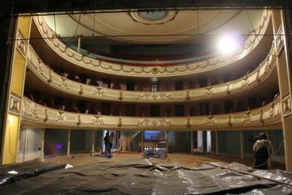 Teatro. Está cerrado desde 2006, y las obras podrían empezar en 2011 - Archivo