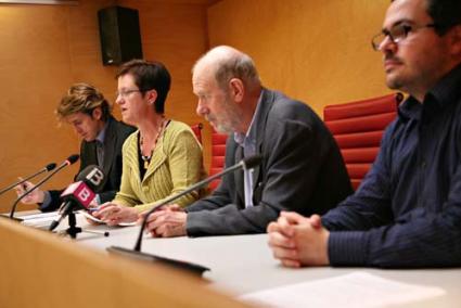 convenio. José Moreno, Antònia Allès, Matthias Roters y Francesc Pons durante la firma del acuerdo - Gemma