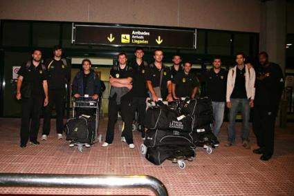 Llegada. El Ciudad La Laguna llegó a medianoche de ayer al Aeropuerto con mucha tranquilidad - Gemma