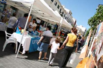 AMBIENTE. La calle de Ses Moreres acogió los stands de las cuarenta asociaciones participantes ante la mirada de los transeúntes - Gemma