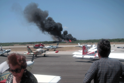 Zona acordonada. La avioneta cayó a unos metros de la pista y se incendió. Los bomberos acudieron de inmediato al lugar del impacto para sofocar el aparato en llamas - M.T.