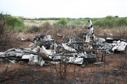 Accidente. El fuselaje del bimotor quedó hecho añicos, mientras que los restos quedaron esparcidos en un radio de varios metros - Javier